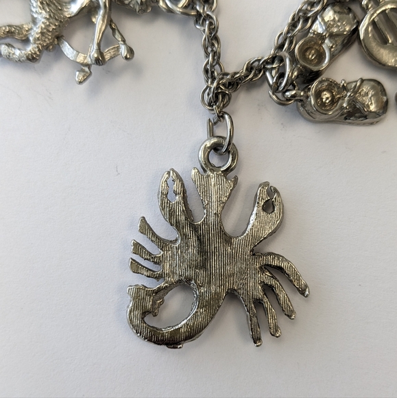 VTG SILVER TONE CHUNKY CHARM BRACELET - Picture 8 of 16